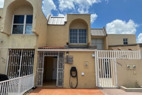 Condo à Hialeah, Floride, 3 chambres  № 2024259