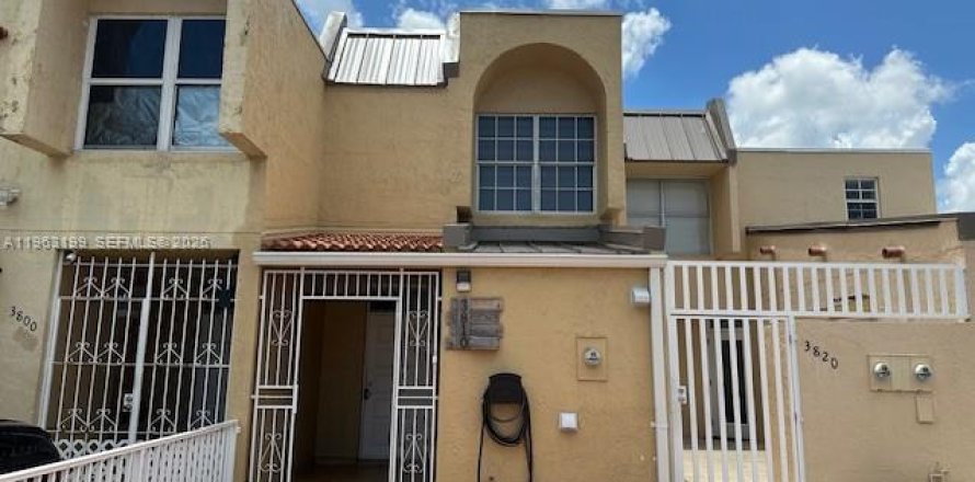 Condo à Hialeah, Floride, 3 chambres  № 2024259