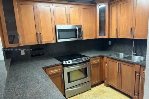 Copropriété à louer à Hialeah, Floride: 3 chambres, 112.23 m2 № 2024259 - photo 2