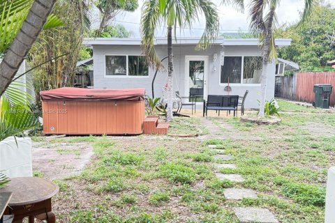 House in Dania Beach, Florida 3 bedrooms, 124.67 sq.m. № 1964180 - photo 1