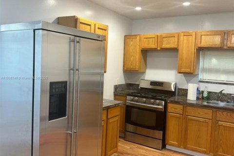 House in Dania Beach, Florida 3 bedrooms, 124.67 sq.m. № 1964180 - photo 5