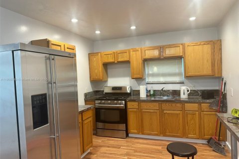 House in Dania Beach, Florida 3 bedrooms, 124.67 sq.m. № 1964180 - photo 3