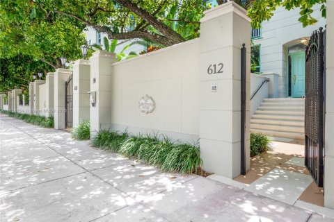 Townhouse in Coral Gables, Florida 2 bedrooms, 184.88 sq.m. № 1890022 - photo 1