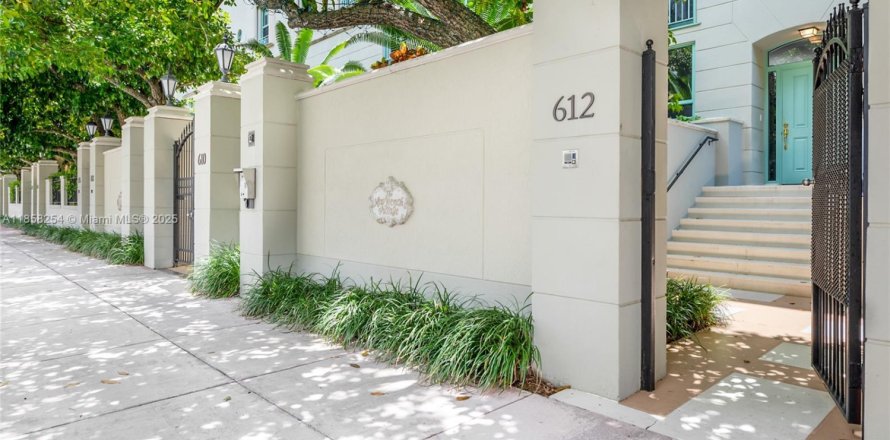 Townhouse in Coral Gables, Florida 2 bedrooms, 184.88 sq.m. № 1890022