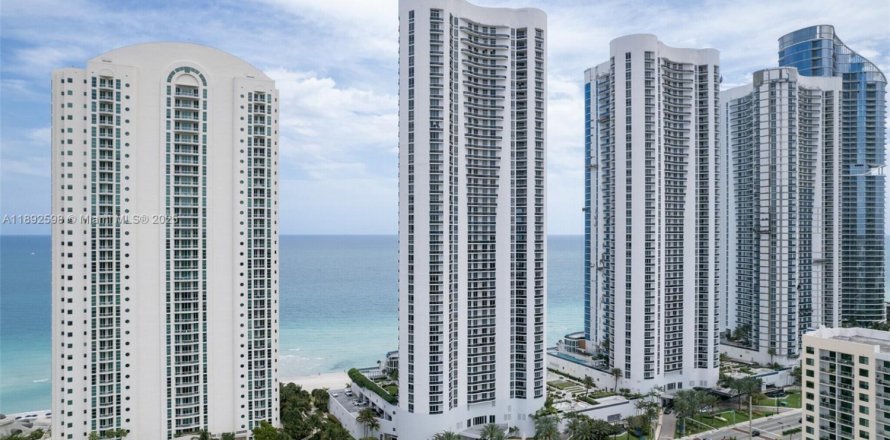 Condominio en Sunny Isles Beach, Florida, 2 dormitorios  № 1946382