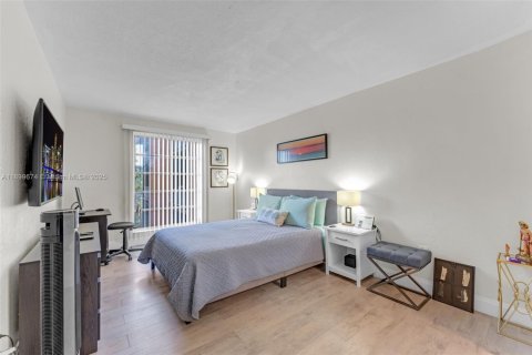 Condo in Miami, Florida, 2 bedrooms  № 1952874 - photo 11