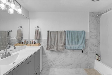 Condo in Miami, Florida, 2 bedrooms  № 1952874 - photo 14