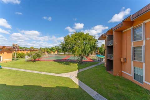 Condo in Miami, Florida, 2 bedrooms  № 1952874 - photo 17