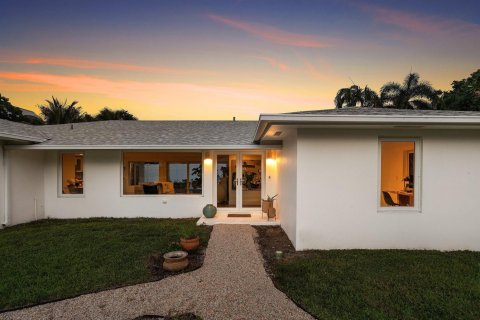 House in Delray Beach, Florida 3 bedrooms, 142.51 sq.m. № 2365340
