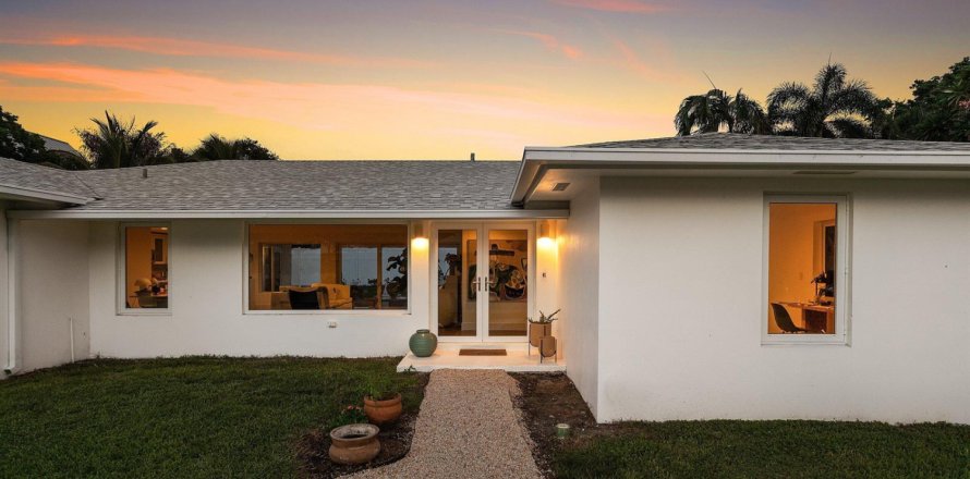 House in Delray Beach, Florida 3 bedrooms, 142.51 sq.m. № 2365340