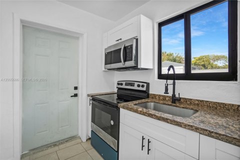 House in Miami, Florida 3 bedrooms, 88.54 sq.m. № 2069636 - photo 13