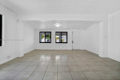House in Miami, Florida 3 bedrooms, 88.54 sq.m. № 2069636 - photo 7