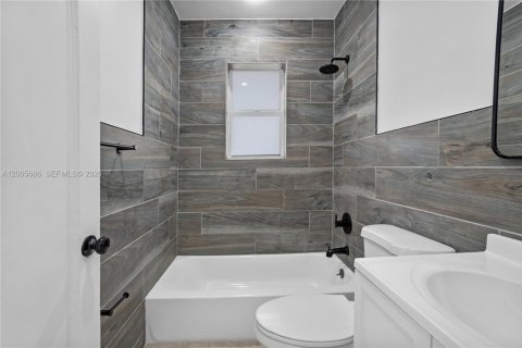 House in Miami, Florida 3 bedrooms, 88.54 sq.m. № 2069636 - photo 17