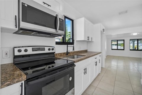 House in Miami, Florida 3 bedrooms, 88.54 sq.m. № 2069636 - photo 14