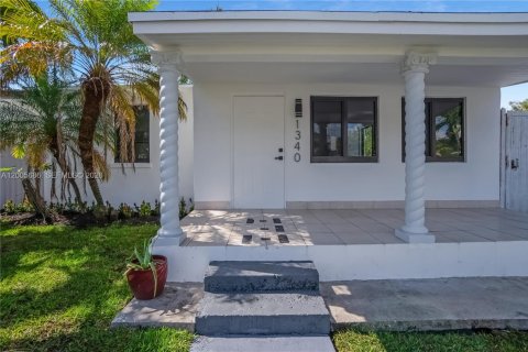House in Miami, Florida 3 bedrooms, 88.54 sq.m. № 2069636 - photo 2