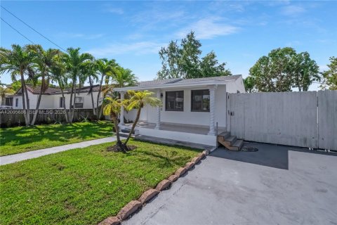 House in Miami, Florida 3 bedrooms, 88.54 sq.m. № 2069636 - photo 3