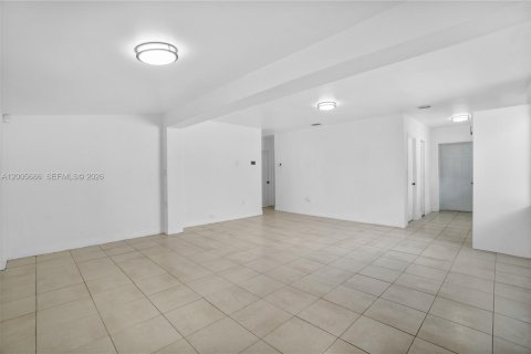 House in Miami, Florida 3 bedrooms, 88.54 sq.m. № 2069636 - photo 16