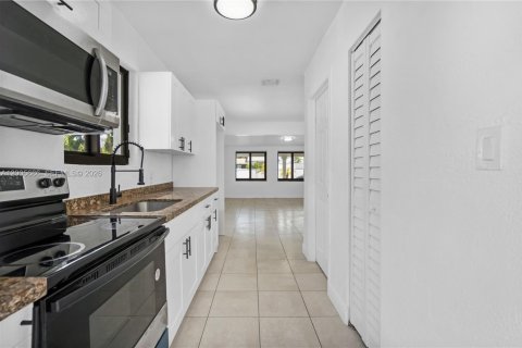 House in Miami, Florida 3 bedrooms, 88.54 sq.m. № 2069636 - photo 15