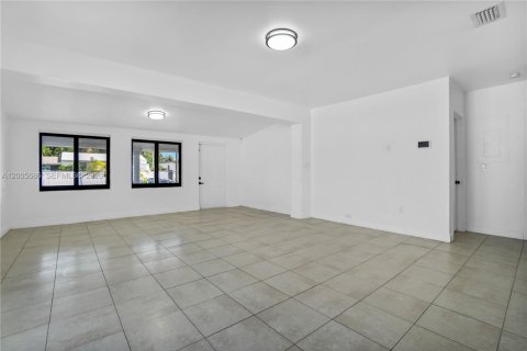 House in Miami, Florida 3 bedrooms, 88.54 sq.m. № 2069636 - photo 6