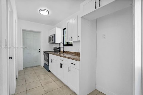 House in Miami, Florida 3 bedrooms, 88.54 sq.m. № 2069636 - photo 11