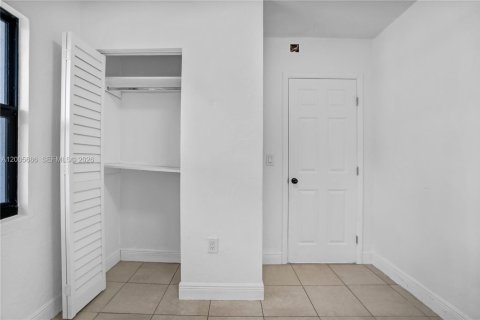 House in Miami, Florida 3 bedrooms, 88.54 sq.m. № 2069636 - photo 25