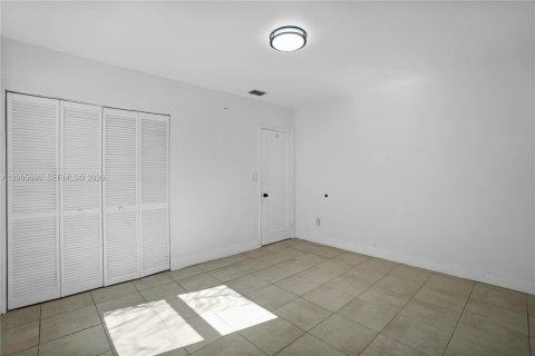 House in Miami, Florida 3 bedrooms, 88.54 sq.m. № 2069636 - photo 24