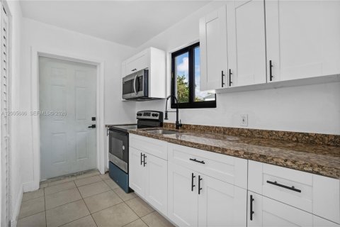 House in Miami, Florida 3 bedrooms, 88.54 sq.m. № 2069636 - photo 12