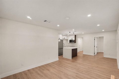 Villa ou maison à louer à Tampa, Floride: 3 chambres, 97.92 m2 № 2416346 - photo 4