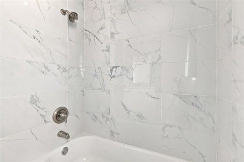 Villa ou maison à vendre à Sarasota, Floride: 2 chambres, 129.6 m2 № 2299666 - photo 25
