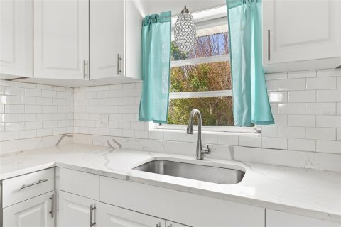 Villa ou maison à vendre à Sarasota, Floride: 2 chambres, 129.6 m2 № 2299666 - photo 6