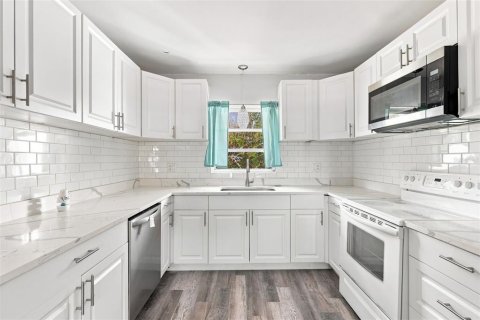 Villa ou maison à vendre à Sarasota, Floride: 2 chambres, 129.6 m2 № 2299666 - photo 4