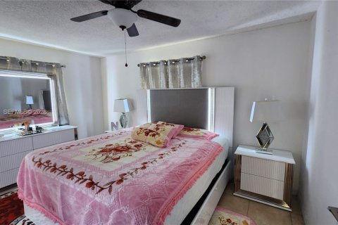 Villa ou maison à vendre à Hollywood, Floride: 3 chambres, 127.74 m2 № 2193950 - photo 23