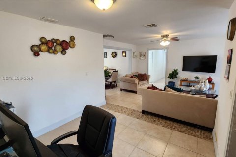 Villa ou maison à vendre à Hollywood, Floride: 3 chambres, 127.74 m2 № 2193950 - photo 4