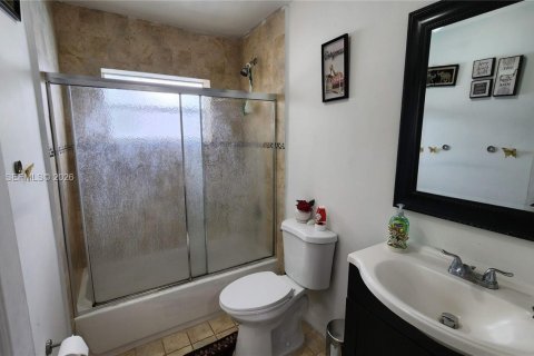 Villa ou maison à vendre à Hollywood, Floride: 3 chambres, 127.74 m2 № 2193950 - photo 16