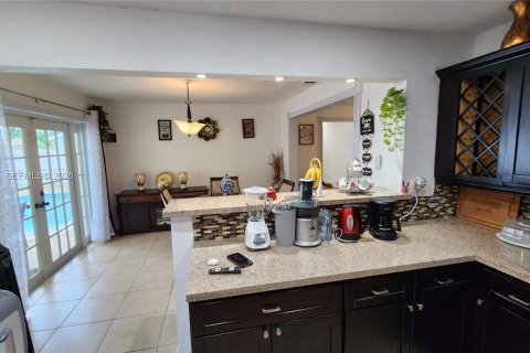 Villa ou maison à vendre à Hollywood, Floride: 3 chambres, 127.74 m2 № 2193950 - photo 13