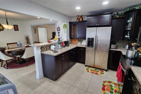 Villa ou maison à vendre à Hollywood, Floride: 3 chambres, 127.74 m2 № 2193950 - photo 12
