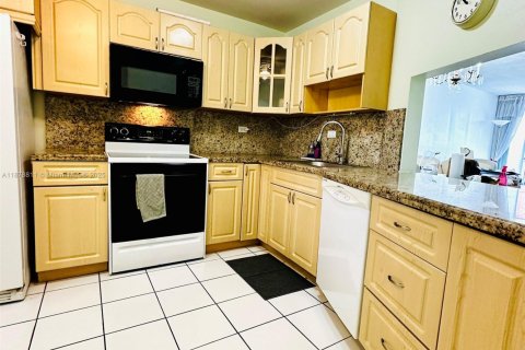 Купить кондоминиум в Майами, Флорида 1 спальня, 96.25м2, № 1931794 - фото 23