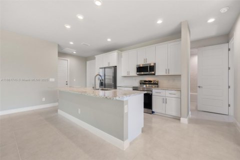 House in LaBelle, Florida 4 bedrooms, 154.4 sq.m. № 2035078 - photo 6