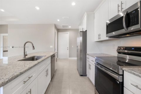 House in LaBelle, Florida 4 bedrooms, 154.4 sq.m. № 2035078 - photo 9