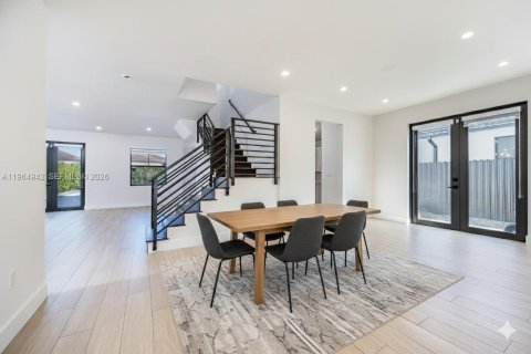 Casa en alquiler en Miami, Florida, 5 dormitorios, 366.5 m2 № 2026885 - foto 6