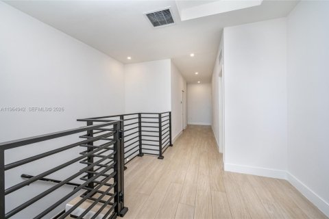 Casa en alquiler en Miami, Florida, 5 dormitorios, 366.5 m2 № 2026885 - foto 20