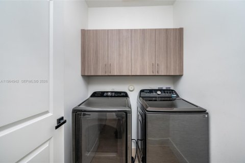 Casa en alquiler en Miami, Florida, 5 dormitorios, 366.5 m2 № 2026885 - foto 26