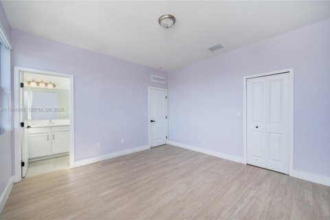 Casa en alquiler en Miami, Florida, 5 dormitorios, 366.5 m2 № 2026885 - foto 28