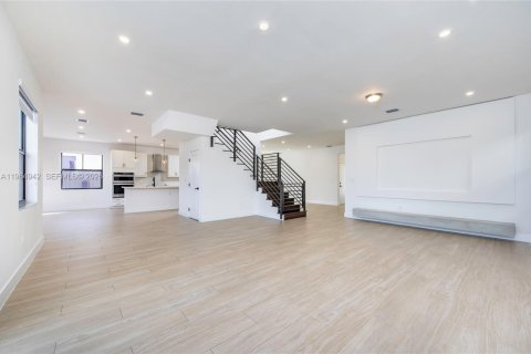 Casa en alquiler en Miami, Florida, 5 dormitorios, 366.5 m2 № 2026885 - foto 11