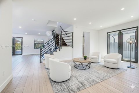 Casa en alquiler en Miami, Florida, 5 dormitorios, 366.5 m2 № 2026885 - foto 5