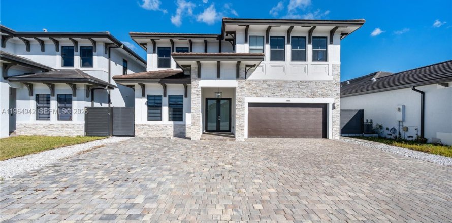 Casa en Miami, Florida 5 dormitorios, 366.5 m2 № 2026885