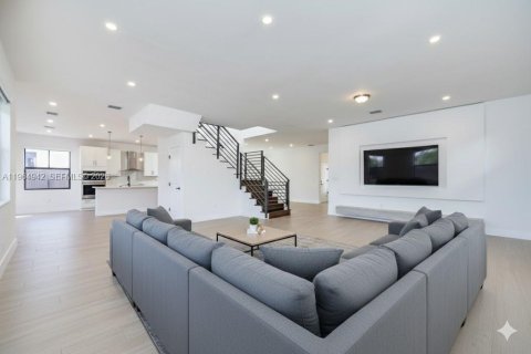 Casa en alquiler en Miami, Florida, 5 dormitorios, 366.5 m2 № 2026885 - foto 10