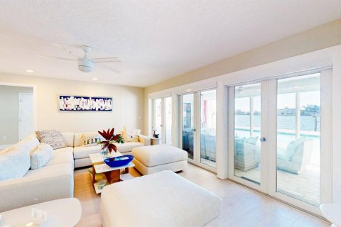 Casa en alquiler en Saint Pete Beach, Florida, 4 dormitorios, 243.59 m2 № 1900237 - foto 2