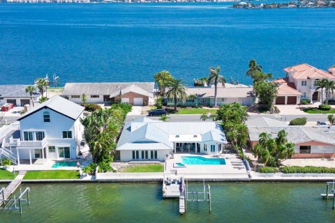 Casa en alquiler en Saint Pete Beach, Florida, 4 dormitorios, 243.59 m2 № 1900237 - foto 1