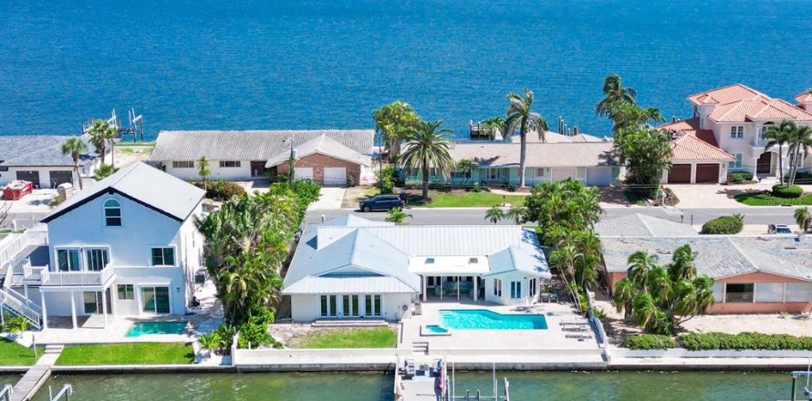 Casa en Saint Pete Beach, Florida 4 dormitorios, 243.59 m2 № 1900237